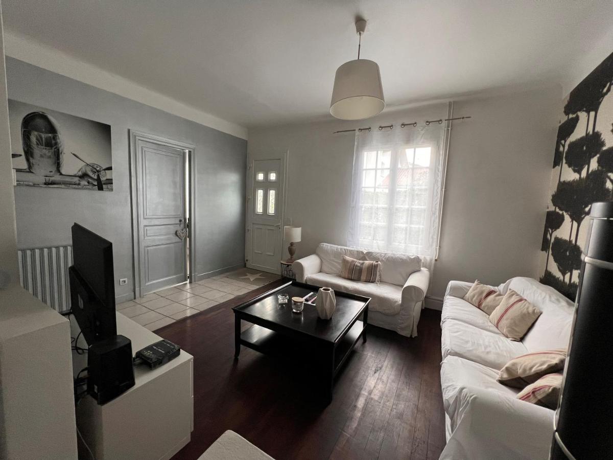 Agreable Maison De Ville Avec Une Belle Terrasse 安格雷 外观 照片